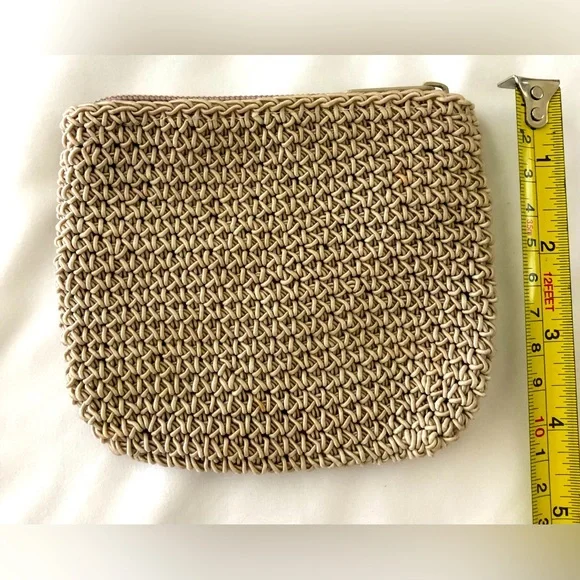 EUC 90’s tan fully lined crochet change/id/card zip closure purse. - Picture 2 of 4